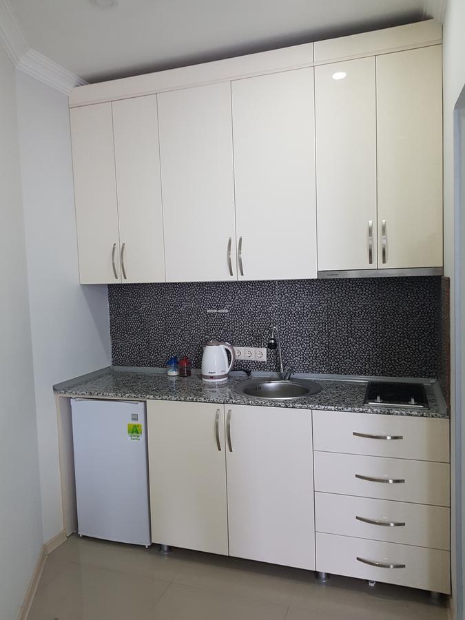 Apartment in Front of McDonald's Batoemi Buitenkant foto