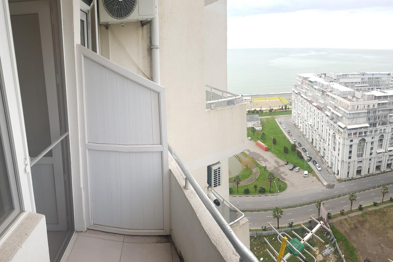 Apartment in Front of McDonald's Batoemi Buitenkant foto