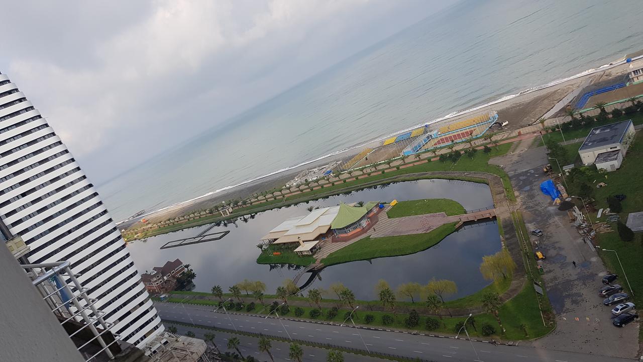 Apartment in Front of McDonald's Batoemi Buitenkant foto
