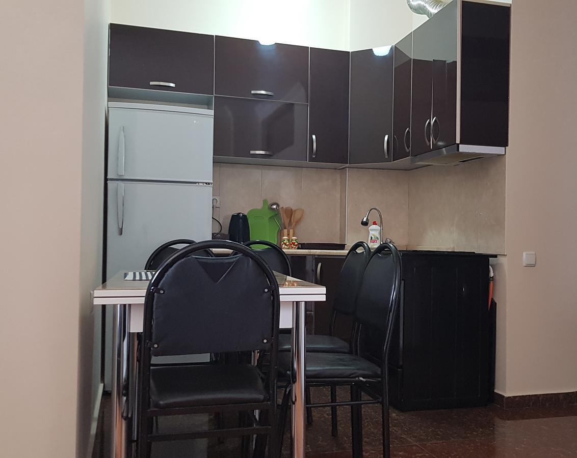 Apartment in Front of McDonald's Batoemi Buitenkant foto